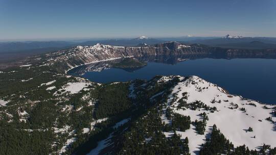 航拍的火山口湖泊景观