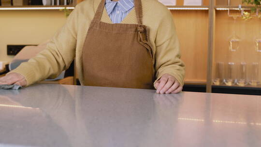 咖啡店服务员擦拭桌子 视频素材模板下载