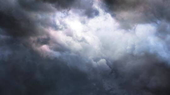 恐怖的打雷天气的乌云闪烁视频素材模板下载
