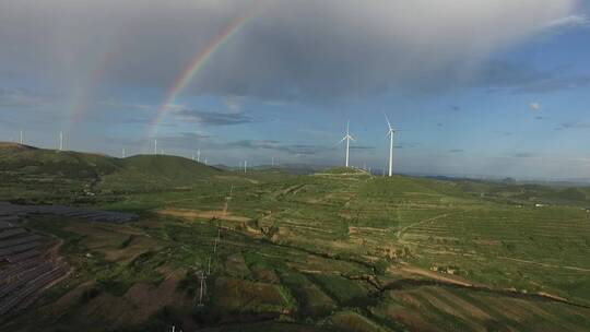 新能源风机 彩虹下的风力发电机 光伏发电