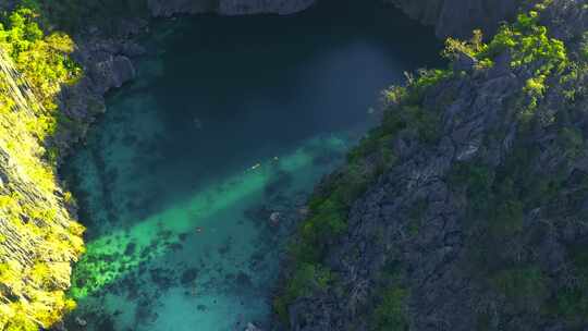 菲律宾巴拉望科隆的双泻湖。山和海