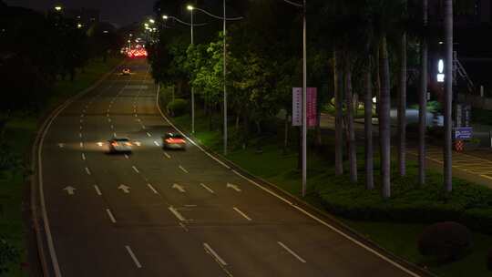 夜晚城市道路车来车往实拍