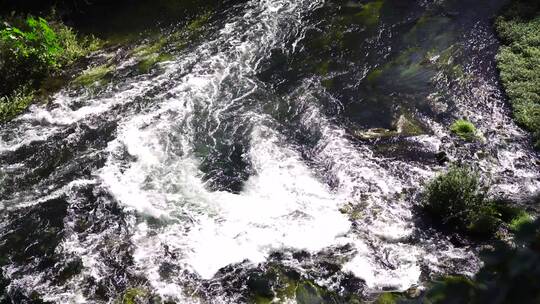 流经岩石的河流视频素材模板下载