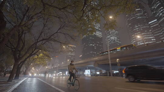 城市夜晚下班人群 白领下班