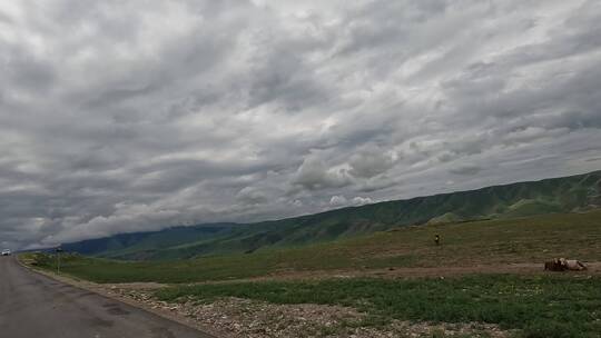 新疆草原小路行车风景视频素材