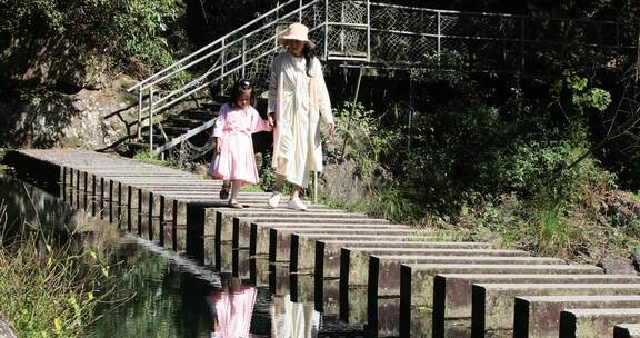 母女户外旅行 阳光山林溪水野趣