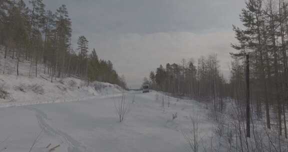 冬季雪原房车自驾航拍