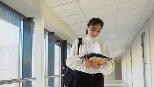 大学里有书的印度女学生