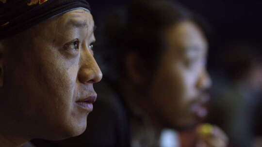 观众在电影院看一部灾难片