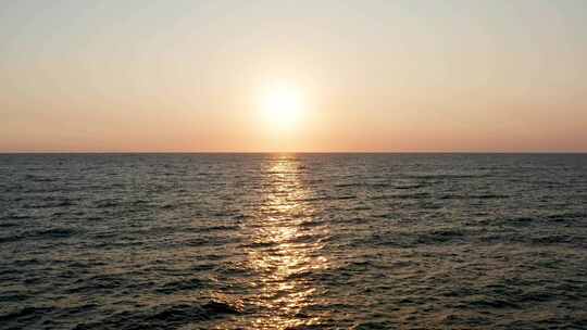 海洋、渔船和旭日的景色。斯里兰卡岛
