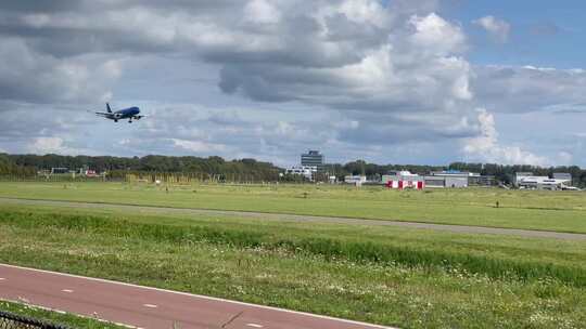 ITA航空公司飞机在史基浦机场平稳着陆