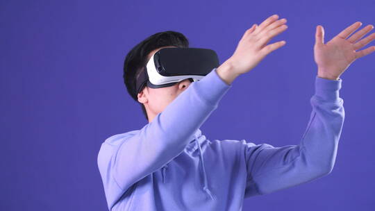 男性使用VR眼镜特写镜头