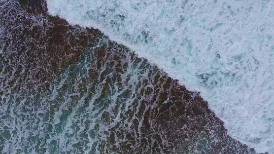 俯拍大海大浪白浪浪花片头片尾大气素材