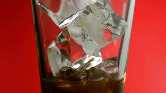 在玻璃杯中混合冰和咖啡的奶油