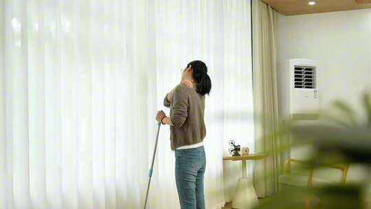 中年妇女居家打扫卫生腰酸脖子疼