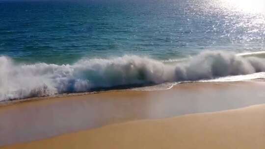 海边沙滩海浪拍打画面