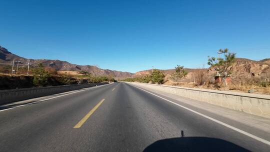 行车视角道路两侧绿化风景开车第一视角开车