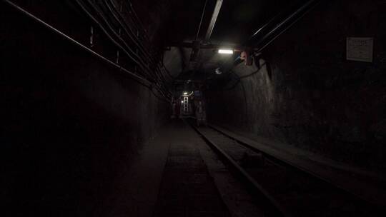 煤矿工人在矿坑里行走视频素材模板下载