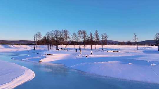 不冻河开阔雪地上有人在活动的景象