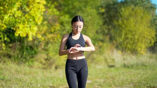 运动亚洲女性在现代田径运动员身上寻找智能