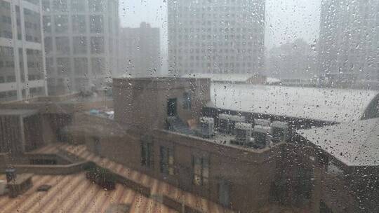 生活素材-办公楼下 暴雨 雨中等待的人