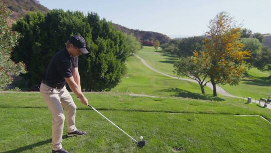 中高尔夫球手在高尔夫球场挥杆视频素材模板下载