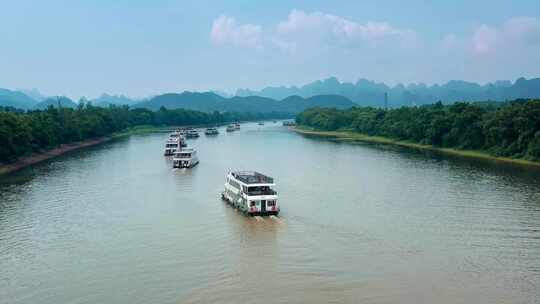 广西桂林黄牛峡漓江旅游船