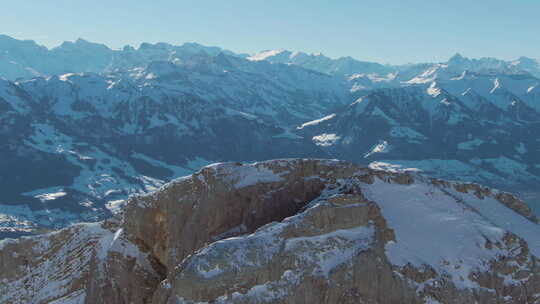 山顶。瑞士阿尔卑斯山，瑞士。鸟瞰图