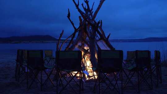内蒙古大草原湖边的露营篝火生活