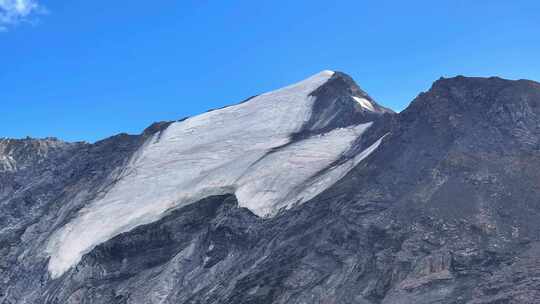 航拍四川岷山山脉主峰雪宝顶雪山风光