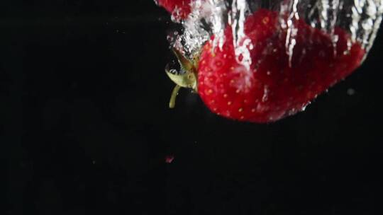 慢镜头拍摄新鲜草莓落入水中唯美创意视频