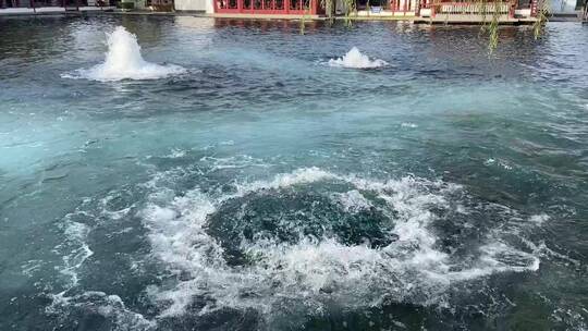 济南百脉泉景区，名泉水喷涌势头强劲