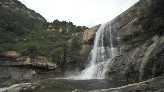 瀑布水流湍急浪花水花