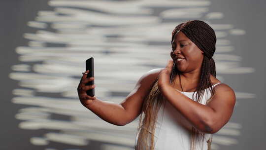 女人使用智能手机拍照视频素材模板下载