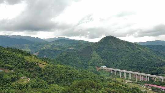 在大山去里穿越的高速路