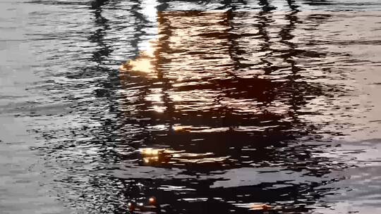 慢速度拍摄阳光倒影下的水面4K视频素材