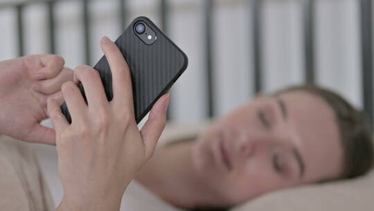 女人在床上使用智能手机视频素材模板下载