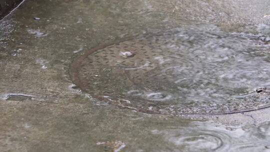 【镜头合集】下雨积水城市排水下水道水井