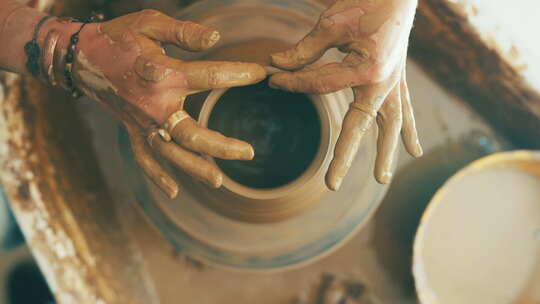 创意、艺术中陶器、花瓶或陶瓷的人、手和粘