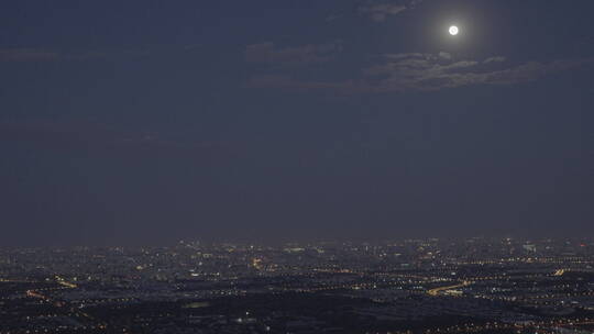 坐在高山看北京夜景享受宁静背景全景月亮