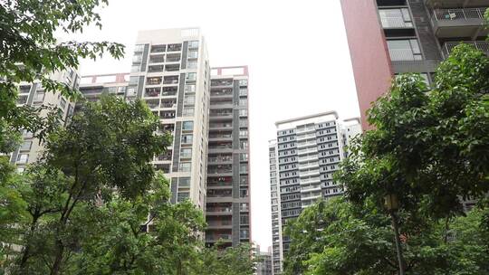 雨后的住宅小区