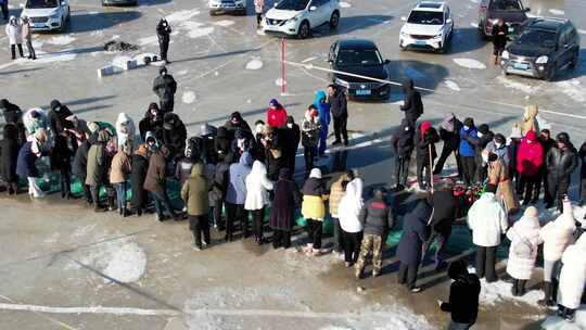 冰封湖面上的传统捕鱼