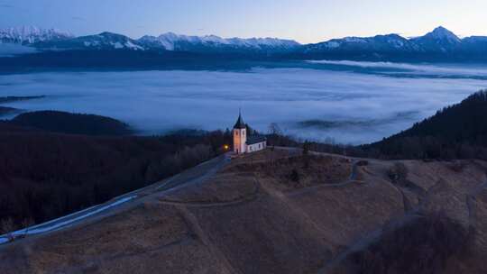 航拍山腰的教堂风景