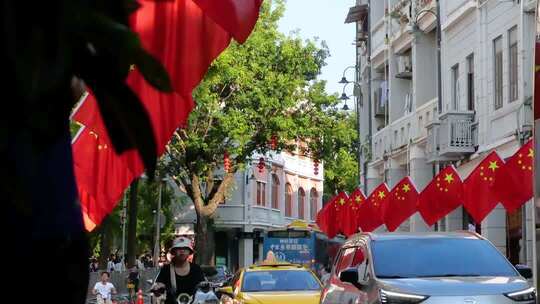 广州恩宁路非遗骑楼街国庆红旗飘扬节日装饰