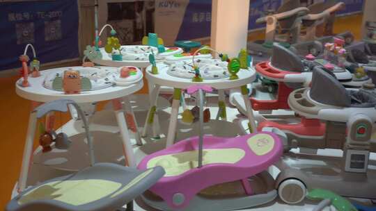婴儿学步车展示