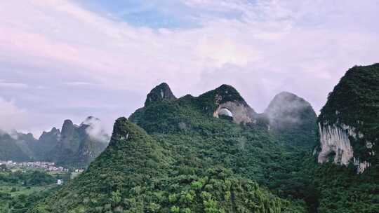 云雾缭绕的桂林阳朔月亮山景区风光