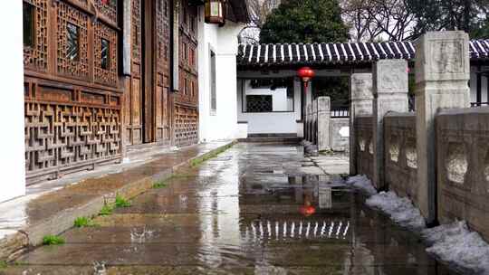 江南中式古典园林屋檐冰雪融化水滴激起水花