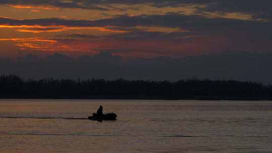 河边日落时的渔船