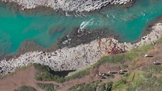 游客沿着冰岛的斯塔拉吉尔峡谷散步，徒步旅行，空中旅行