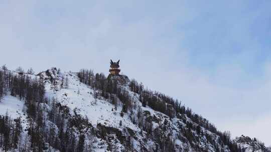 冬季喀纳斯河流晨雾雪山森林冰河观鱼台雪景